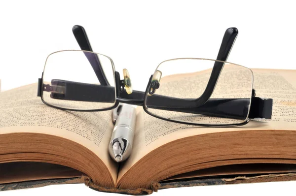 Óculos Caneta Livro Aberto Perto — Fotografia de Stock