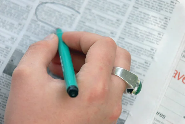 Mano Rodeando Anuncio Clasificado Con Una Pluma Cerca — Foto de Stock