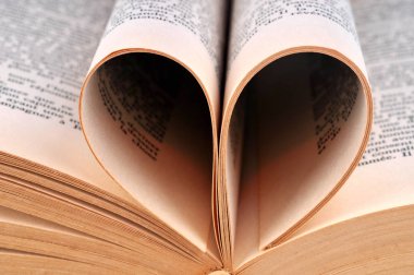 Kalp oluşturan bir kitabın sayfaları.