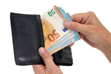 Beyaz bir arka planda yakın plan çekilen bir cüzdandan euro banknotları çıkardı. 