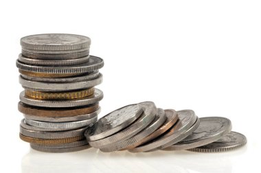 Bozuk paralar yığıldı ve beyaz arka plana döküldü 