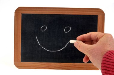 El çizimi bir tebeşir ile bir okul tahtası üzerinde bir gülümseme