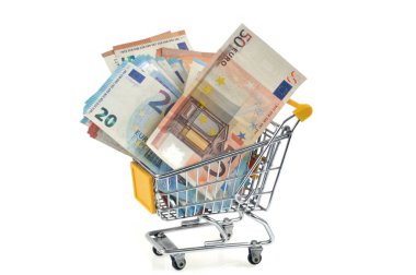 Bir süpermarket arabasındaki Euro banknotları beyaz arka planda kapanıyor 