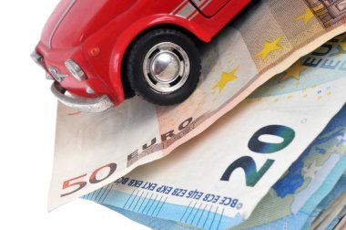 Avro bankasında minyatür otomobil beyaz arka planda yakın plan notları 