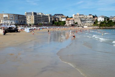 Brittany 'de dalgaların çekildiği büyük Dinard plajı.