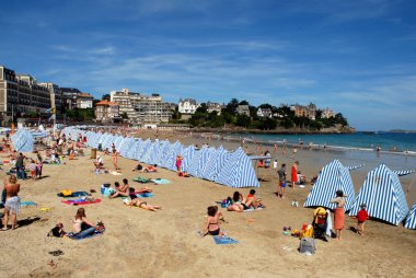Brittany 'deki çadırlarıyla Dinard' daki Cluse plajı.