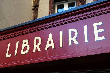 Fransızca kitapçı tabelasına yakın çekim 