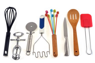 Mutfak gereçleri beyaz arkaplanı kapatır