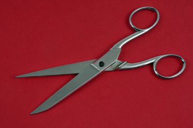 Çelik makas kırmızı arkaplanı kapat 