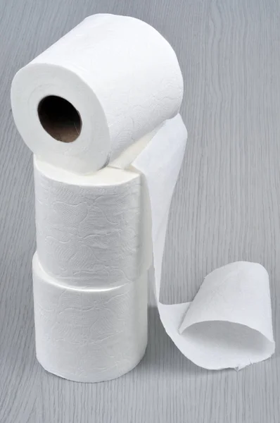 Рулоны Туалетной Бумаги Сложенные Крупным Планом Сером Фоне — стоковое фото