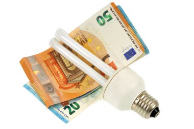 Avro banknotları beyaz arka plana yakın düşük enerji ampulü 