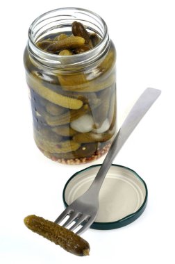 Turşu kavanozu, beyaz arka planda çatalla yakın plan. 