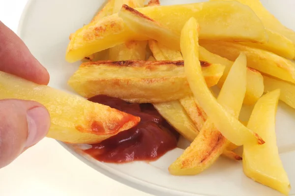 Qualcuno Mangia Patatine Fritte Con Ketchup Sul Bordo Del Piatto — Foto Stock