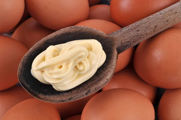 卵に自家製マヨネーズの木製スプーン — ストック写真
