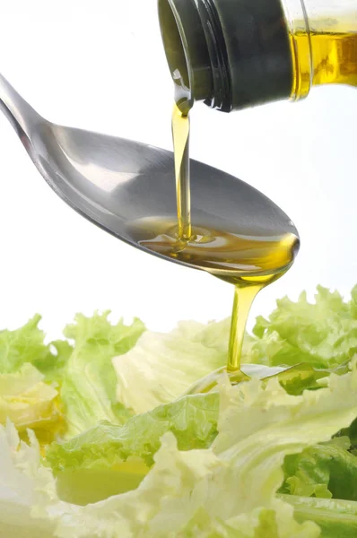 Olivenöl Einen Löffel Über Den Salat Gießen — Stockfoto