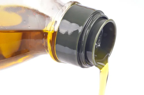 Gießen Von Olivenöl Aus Nächster Nähe Auf Weißem Hintergrund — Stockfoto