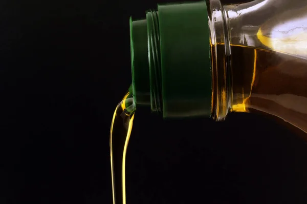 Наливання Оливкової Олії Крупним Планом Чорному Тлі — стокове фото