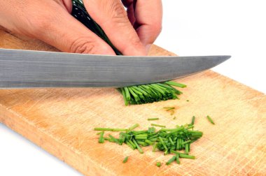 Kesme tahtasına yakın plan taze soğan kes.