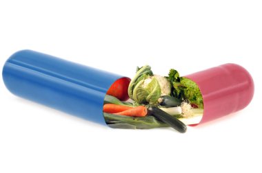 Beyaz arka planda yakın plan sebzelere dayalı beslenme takviyesi kavramı