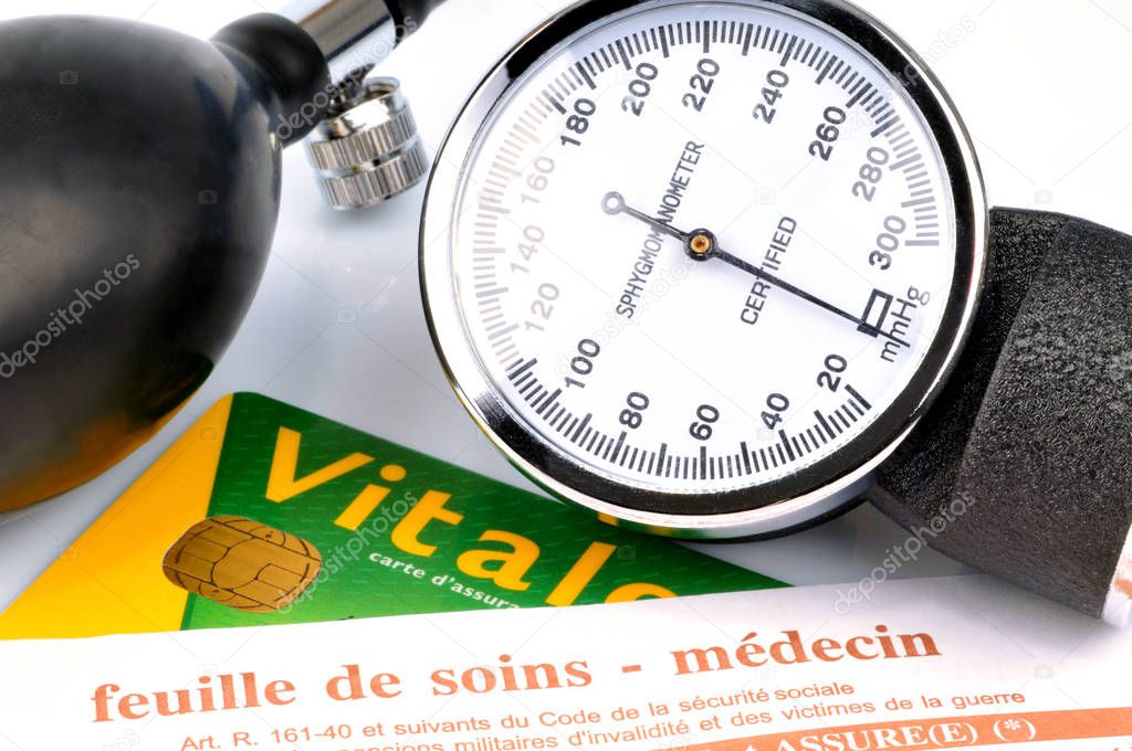 French treatment sheet with a vital card and a blood pressure monitor in close-up