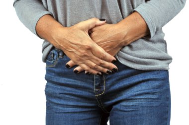 Yakın plan kadın göbeğini sıkıca tutuyor.