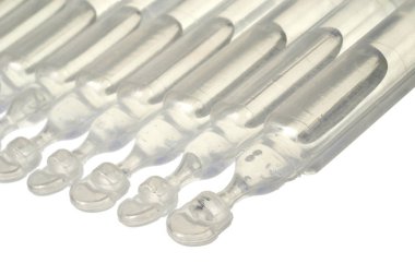 Göz damlası şişeleri beyaz arkaplanı kapatır 