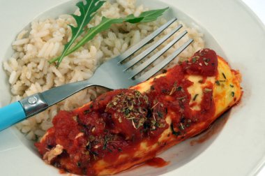 Tabakta servis edilen pirinçli domates soslu hamur tatlısı.