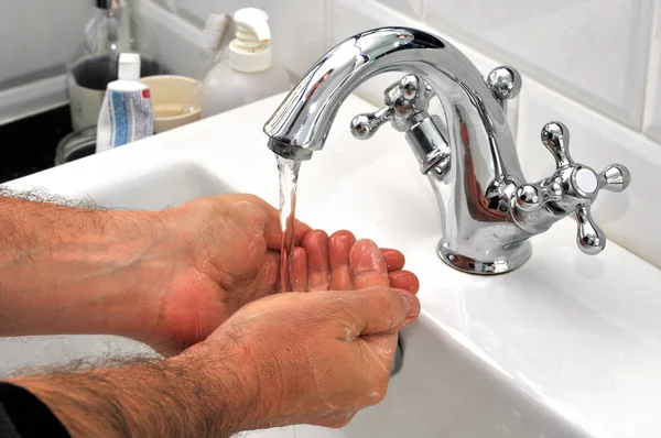 Mężczyzna Myje Ręce Pod Kranem — Zdjęcie stockowe