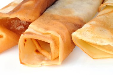 Beyaz arka planda ev yapımı krepler.