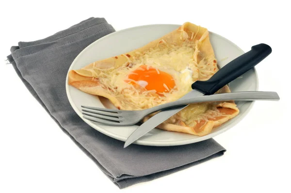 Tuzlu Krep Yumurtası Rendelenmiş Peynir Beyaz Arka Planda Yakın Plan — Stok fotoğraf