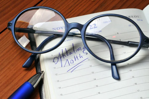 Gafas Diario Que Anota Una Cita Con Oftalmólogo — Foto de Stock