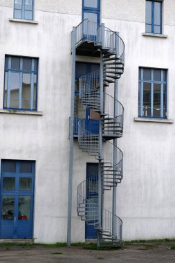 Bir binanın sarmal merdiveni 