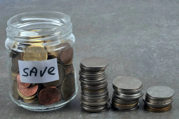 Ahorros Frasco Con Pilas Monedas Cierran Sobre Fondo Gris — Foto de Stock