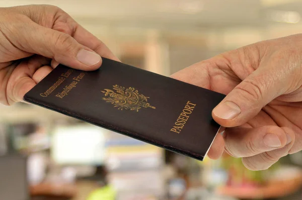 Apresentar Seu Passaporte Europeu Close — Fotografia de Stock