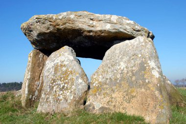 Dolmen, Brittany 'deki Carnac' ta yakın planda. 