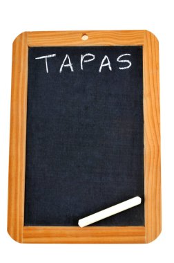 Tapas tebeşirle bir okul tahtasına yazılmış.