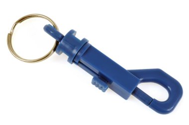 Beyaz arkaplanda mavi plastik anahtarlık yakın plan