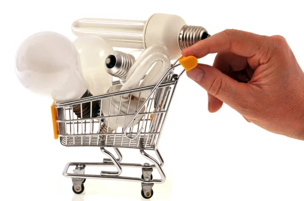 超市购物车里的灯泡紧靠着白色的背景 — 图库照片