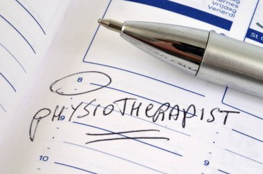 Fizyoterapisti ziyaret et. Yakın plan gündemine not et.