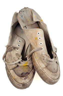 Kirli spor ayakkabıları beyaz arkaplanı kapatır