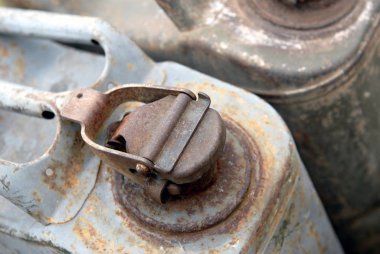 Çelik bidonları kapatın.