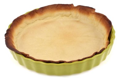 Beyaz arkaplanda yakın plan yapılmış fırında turta kabuğu.