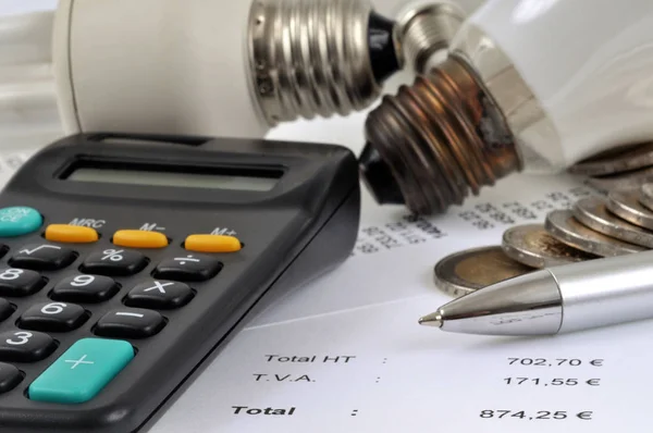 Concepto Calcular Los Gastos Electricidad Con Una Calculadora Bombillas Una — Foto de Stock