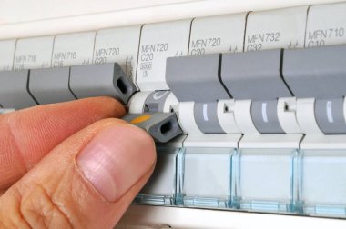 Elektrik panelinin fitilini yakından değiştir.