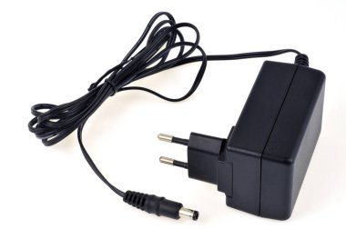Elektrik adaptörü beyaz arkaplanı kapat
