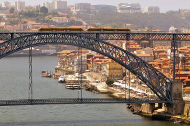Dom Luis Köprüsü Porto 'daki Douro Nehri' ni geçiyor.