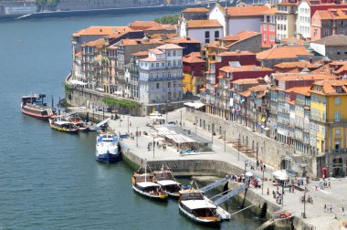 Ribeira rıhtımı Porto 'daki Douro nehri boyunca.