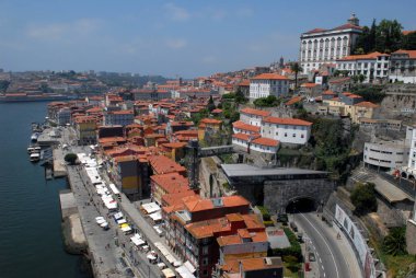 Ribeira rıhtımı Porto 'daki Douro nehri boyunca.