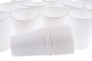 Plastik kahve fincanları beyaz arkaplanı kapatır