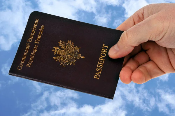 Europejski Paszport Ręku Bliska Tle Nieba — Zdjęcie stockowe